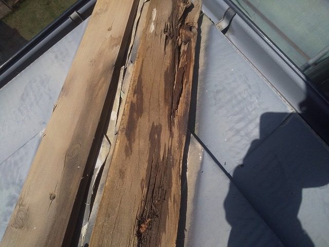 傷んでいる貫板